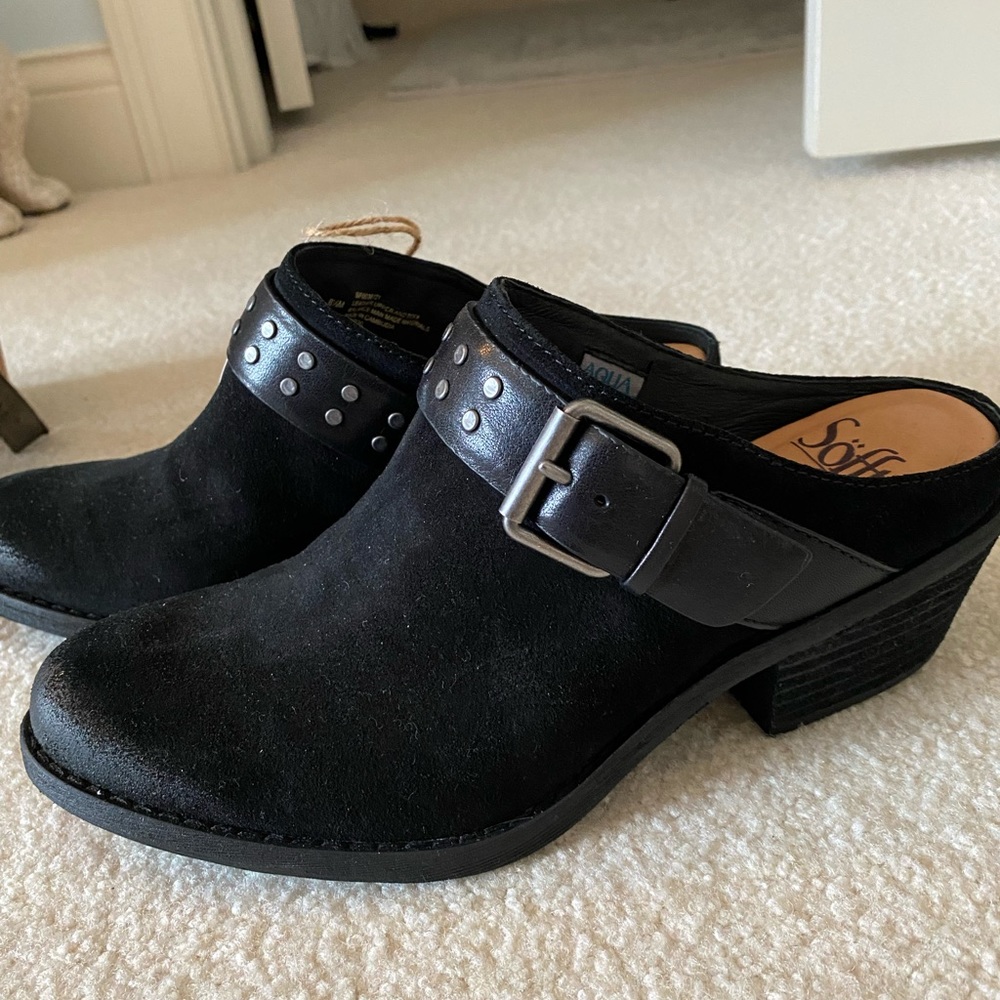 Black heeled mules